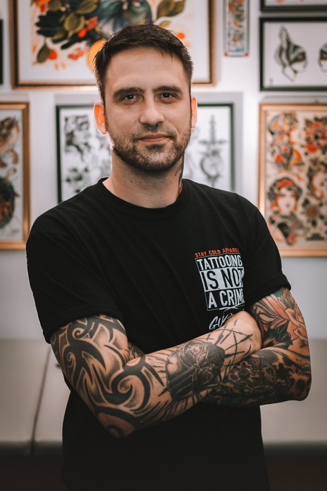 Portrait Shooting - Golden Sphynx Tattoo - Portrait eines Tätowierten Manns mit verschränkten Armen