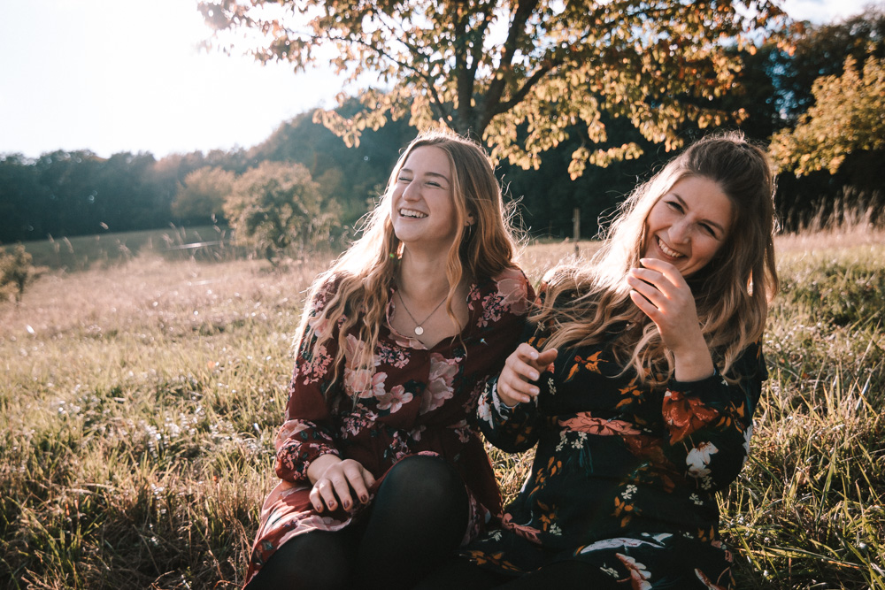 Schwestern Shooting - Zwei lachende Schwestern in auf einer Wiese