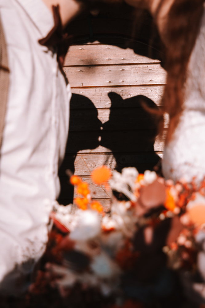 Standesamtliche Hochzeit - Blumenstrauß und sich küssende Schatten