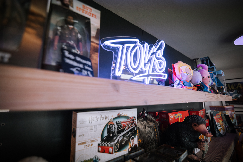 Shooting - Ladeneröffnung Nerdy Terdy World - Neonschild "Toys" in Spielzeugregal