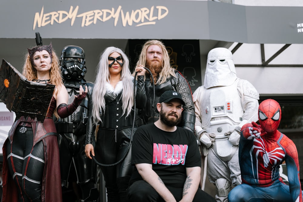 Reportage - Nerdy Terdy World Opening - Verschiedene Cosplayer vor Nerdy Terdy World